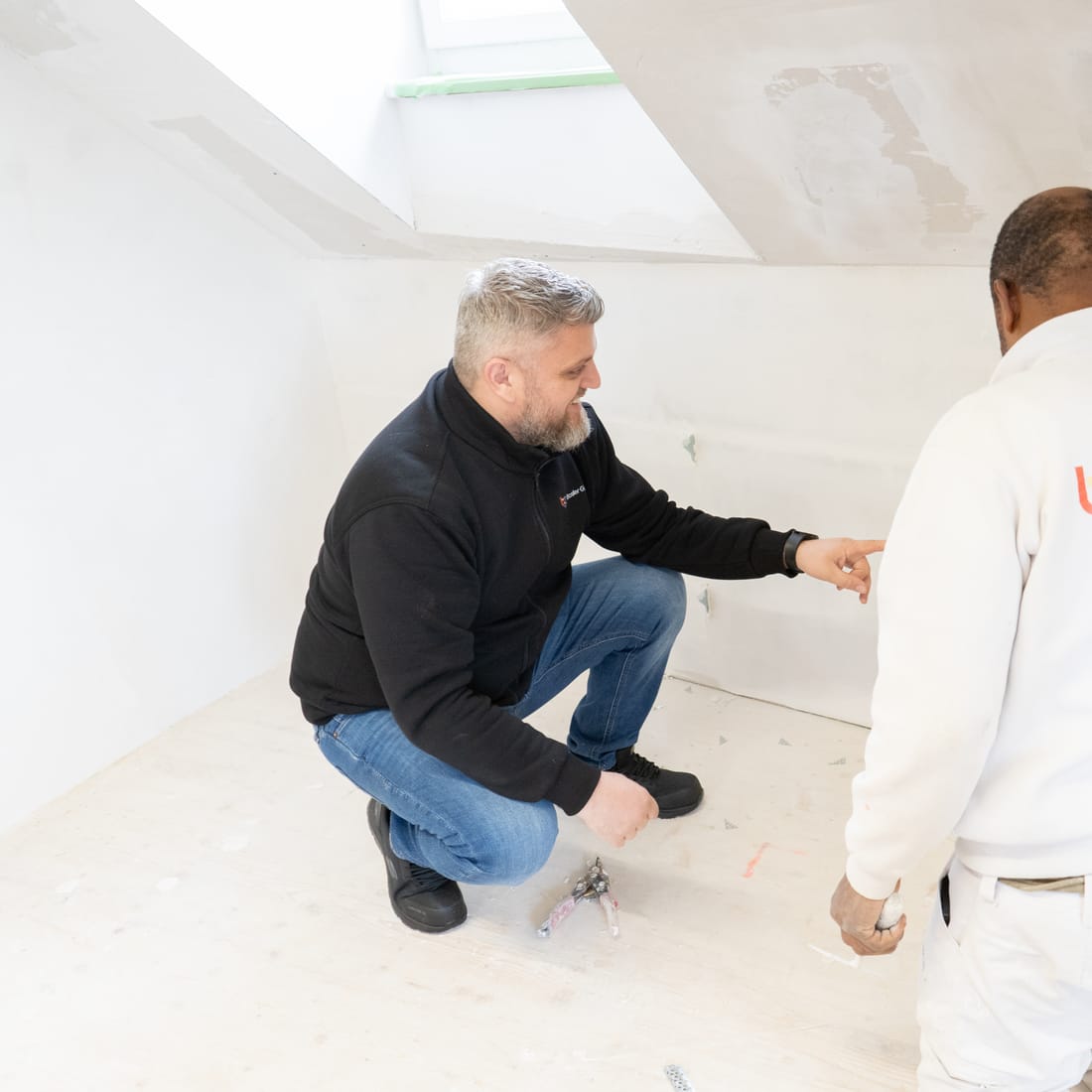 Beratungsgespräch im Dachgeschoss vor Baubeginn